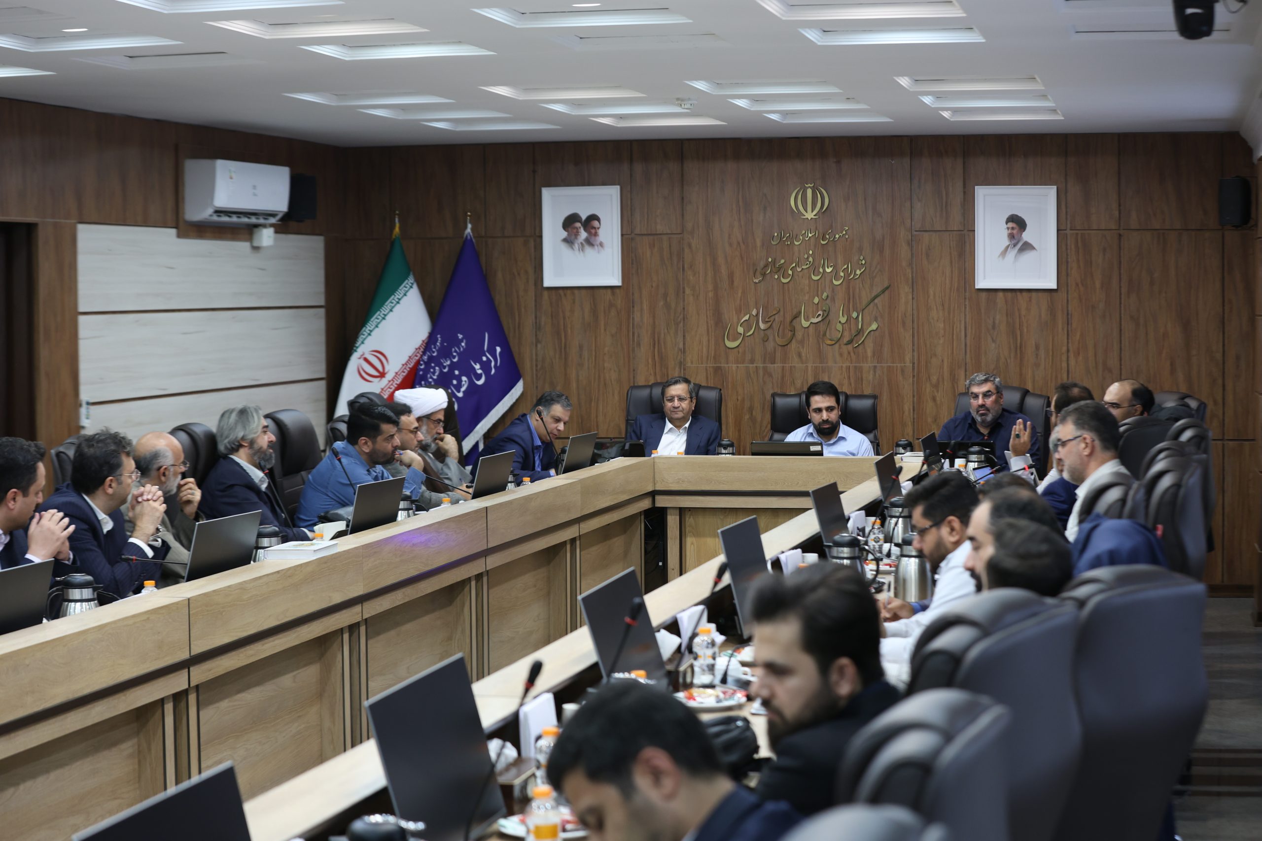 دکتر همتی در جلسه ستاد رسانه ای فضای مجازی کشور: هیچ کس نگران تامین کالاهای اساسی نباشد، بانک مرکزی پیش‌بینی‌های لازم را انجام داده