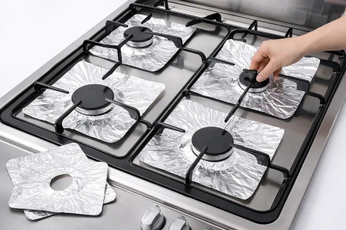 چگونه با فویل آلومینیومی از کثیف شدن اجاق گاز جلوگیری کنیم؟