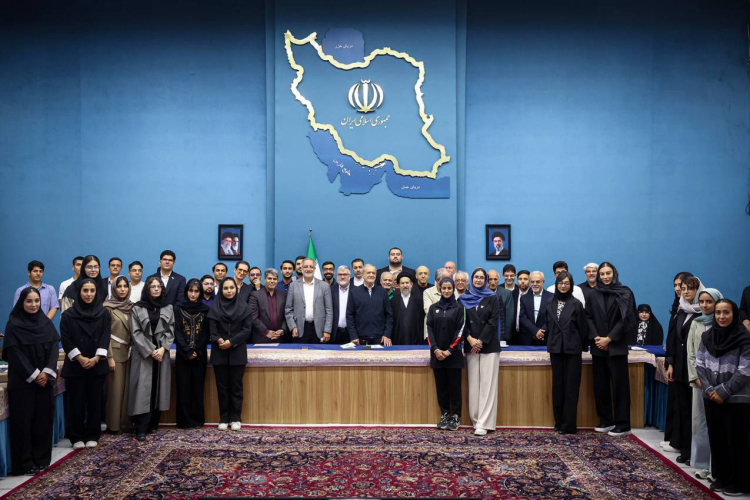 رئیس‌جمهور پزشکیان در نشست با نخبگان و مشاهیر استان تهران:نخبه‌بودن کافی نیست؛ همت بلند و پشتکار لازمه رسیدن به قله موفقیت است
