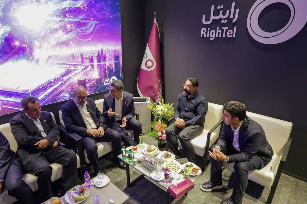 رئیس بنیاد مستضعفان از غرفه رایتل در الکامپ بازدید کرد