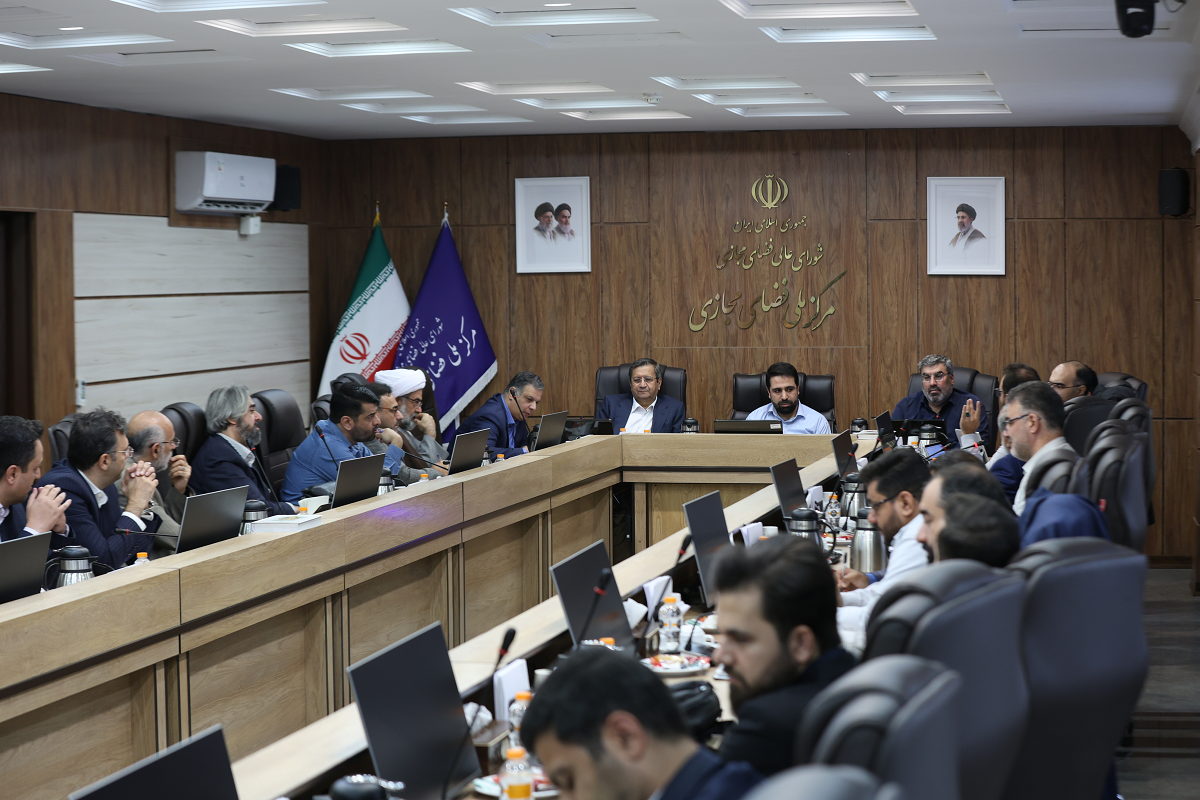 رئیس کل بانک مرکزی: اخبار جعلی مانع کاهش نرخ دلار نشود؛ رسانه‌ها در مدیریت فضای اقتصادی نقش دارند
