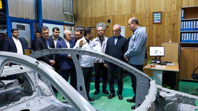 رئیس‌جمهور پزشکیان در بازدید از خط تولید صنعت خودروسازی: استفاده از فناوری روز در خودروسازی و توسعه موتورهای پیشرفته و کم‌مصرف یک ضرورت است