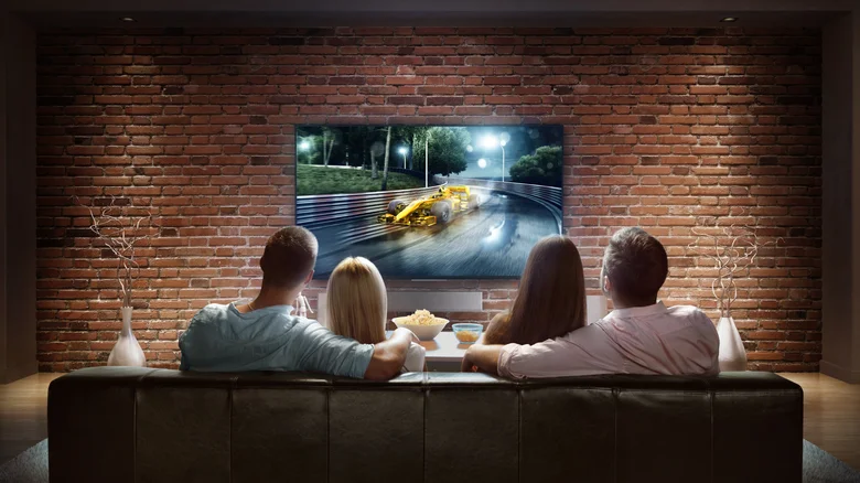 مقایسه طول عمر تلویزیون Mini LED و OLED؛ کدام پنل ماندگارتر است؟