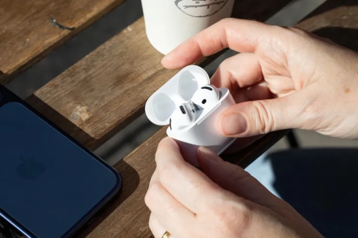 بررسی AirPods 5؛ ANC بهتر، کنترل صدا و قیمت کمتر