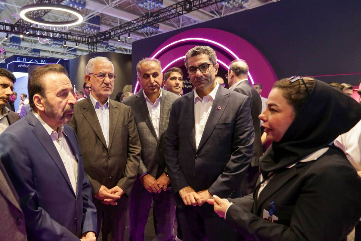 وزیر اسبق ارتباطات از آخرین دستاوردهای رایتل در الکامپ بازدید کرد
